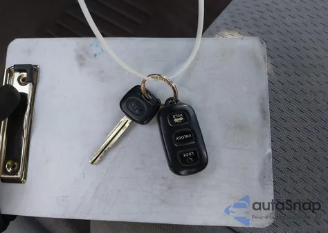 2004 Toyota Camry Le z USA, uszkodzony, nr VIN 4T1BE32K84U323216